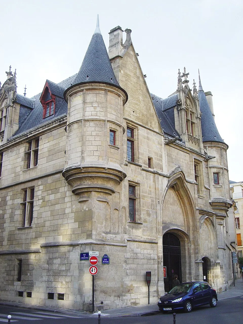 Le Marais bertransformasi dari kawasan aristokrat terlantar menjadi distrik seni dan budaya paling modis di Paris