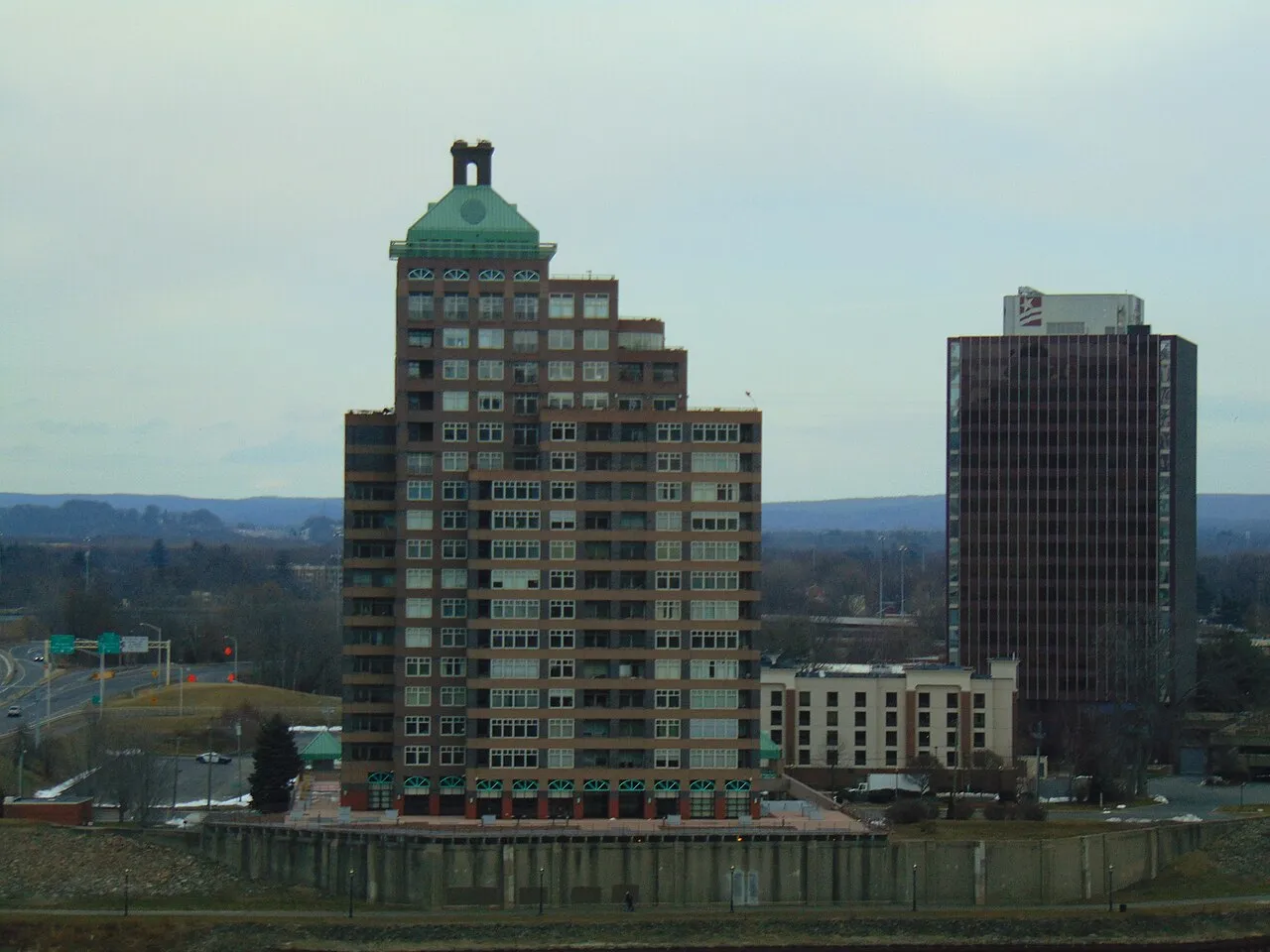 Keindahan kota East Hartford di tepi Sungai Connecticut yang dikenal sebagai pusat industri dirgantara