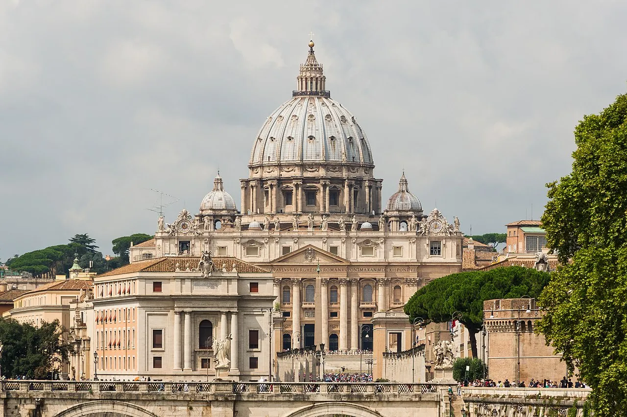 Gereja Katolik Roma sebagai lembaga keagamaan internasional terbesar di dunia yang berpusat di Vatikan