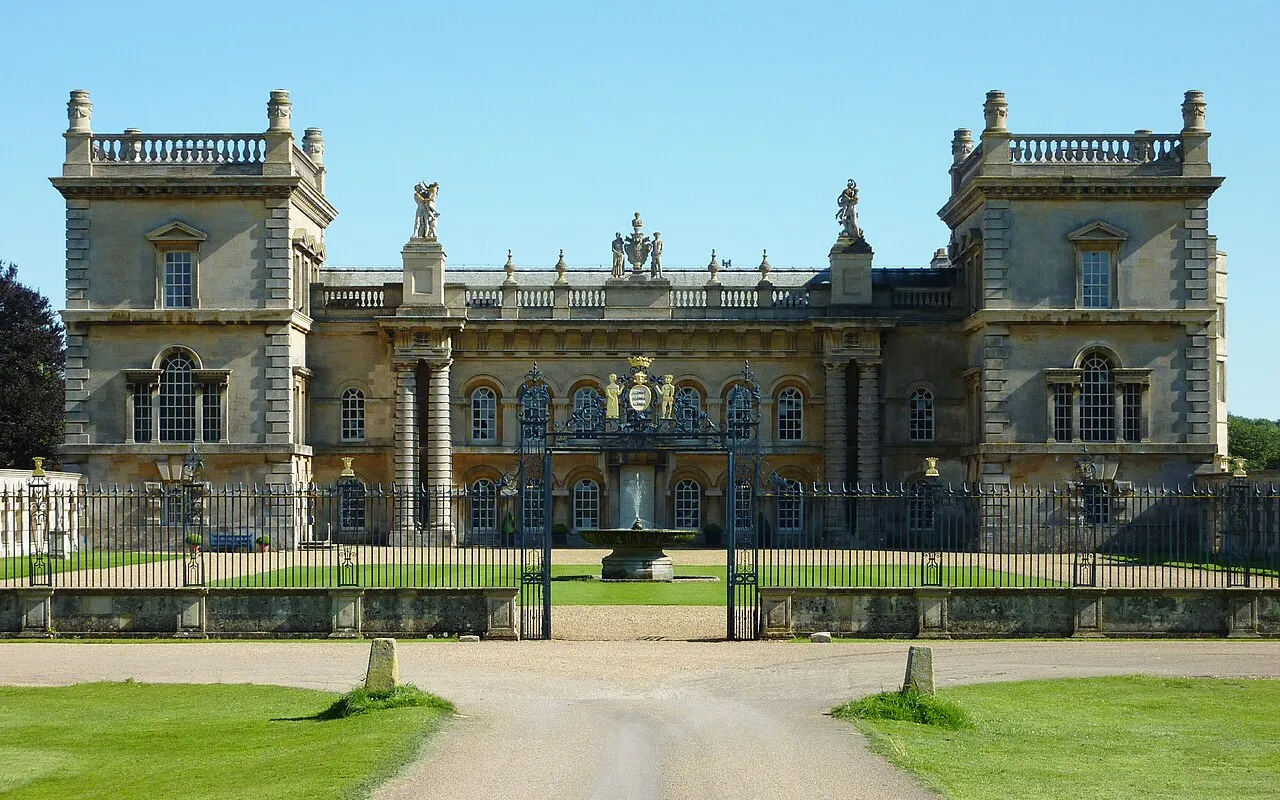 Grimsthorpe Castle menampilkan kemegahan arsitektur Barok dan taman bersejarah di Lincolnshire
