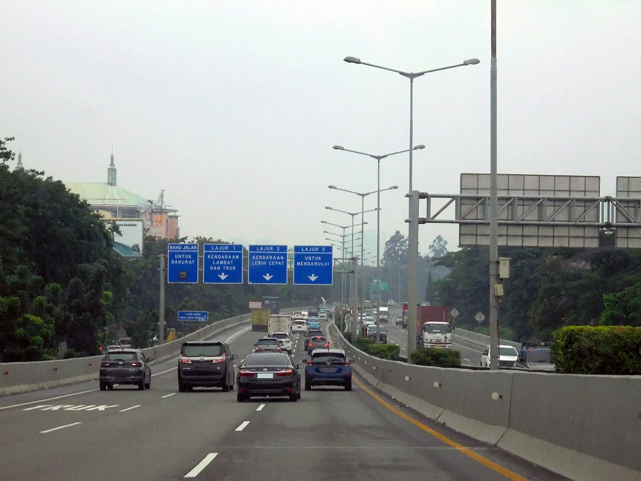Jalan Tol Lingkar Luar Jakarta menjadi jalur penghubung vital yang mengelilingi kawasan megapolitan Jabodetabek