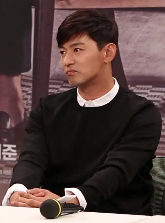Joo Jin-mo memulai debut akting sejak 1999 dan sukses membintangi berbagai film populer Korea