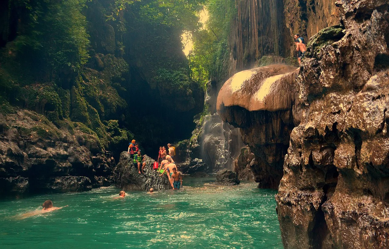 Pemandangan alam Cukang Taneuh atau Green Canyon di Kabupaten Pangandaran