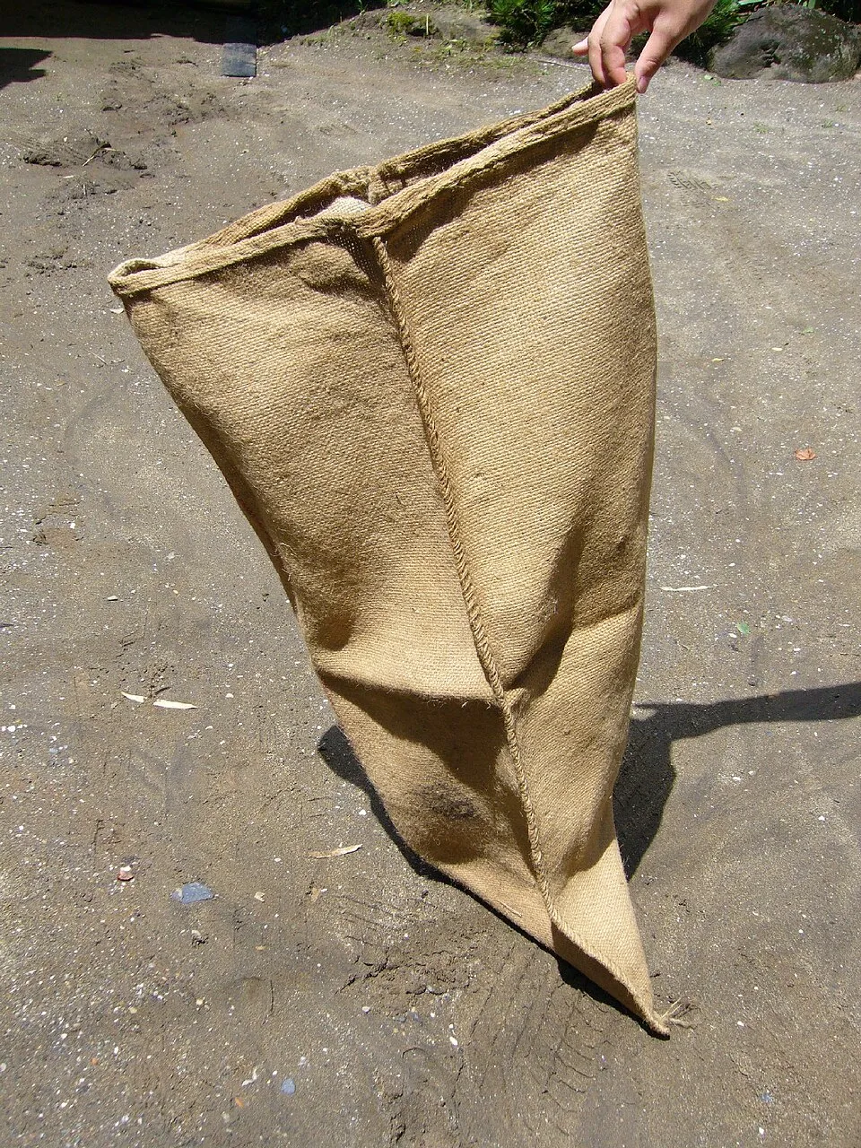 Karung goni tradisional berbahan serat jute telah lama diandalkan dalam dunia pertanian dan pengemasan