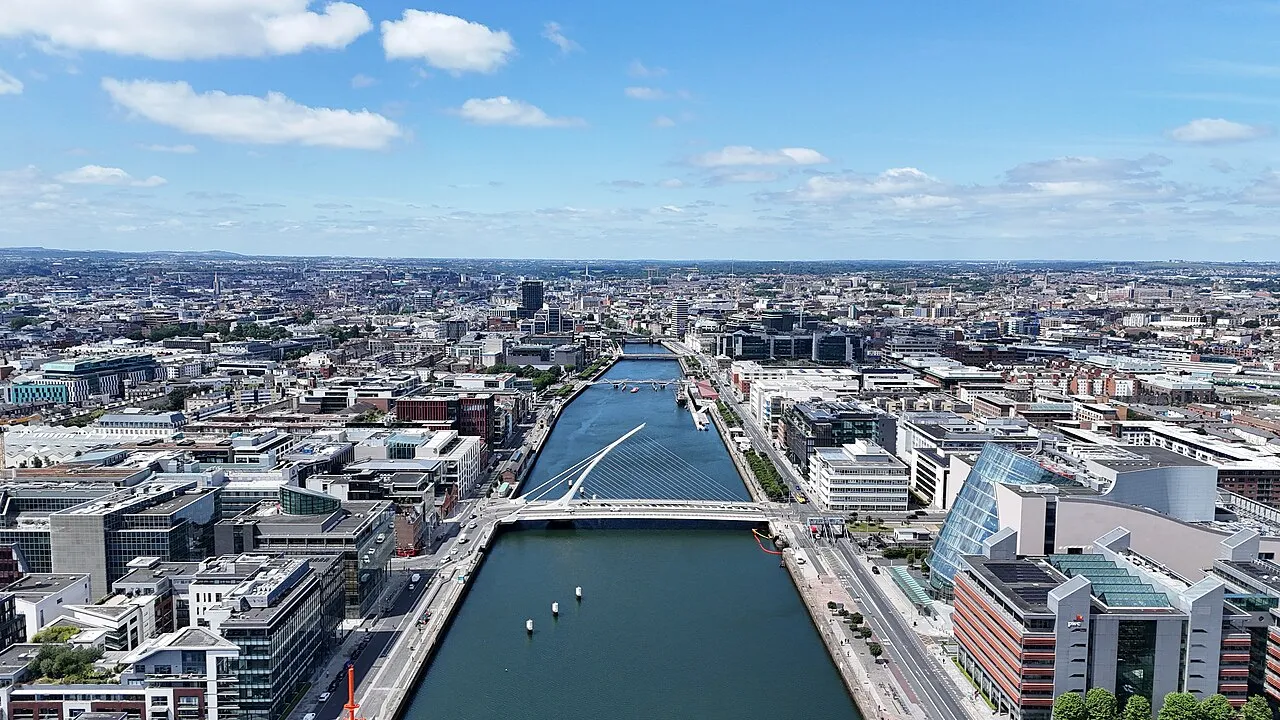 Keindahan lanskap kota Dublin di tepi Sungai Liffey, pusat pemerintahan dan budaya Irlandia