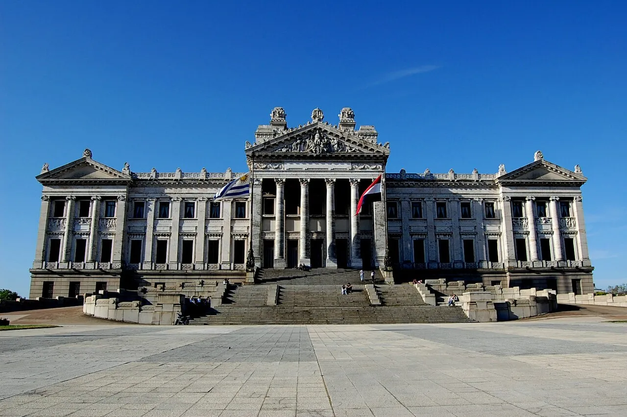 Montevideo sebagai ibu kota dan pusat perdagangan utama di Uruguay