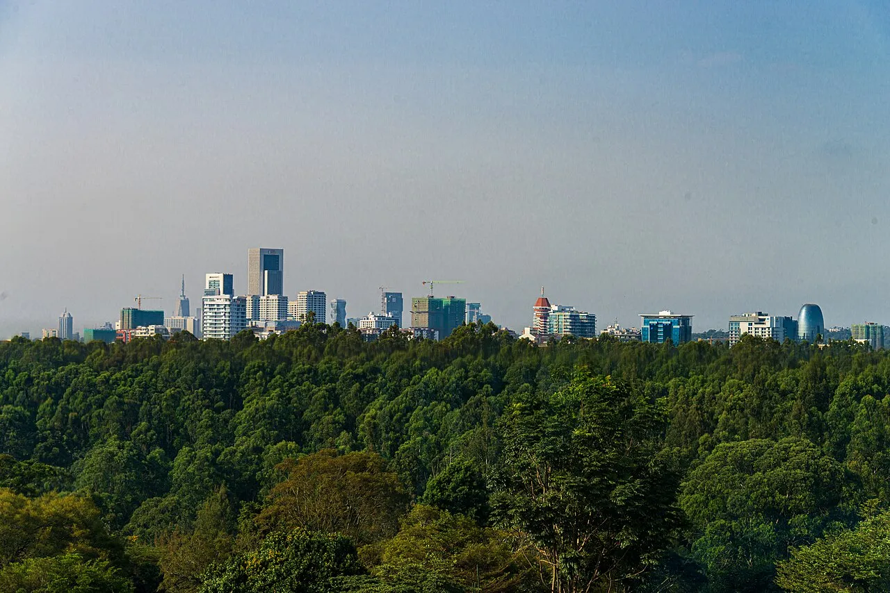 Nairobi berkembang pesat sebagai pusat keuangan utama dan satu-satunya ibu kota yang memiliki taman nasional