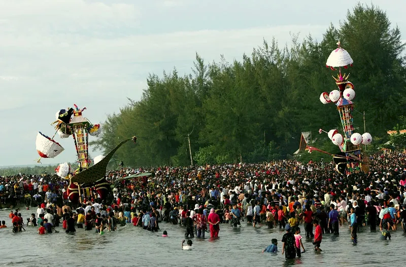Pesona keindahan Pantai Gandoriah dan landmark Kota Pariaman di Sumatra Barat