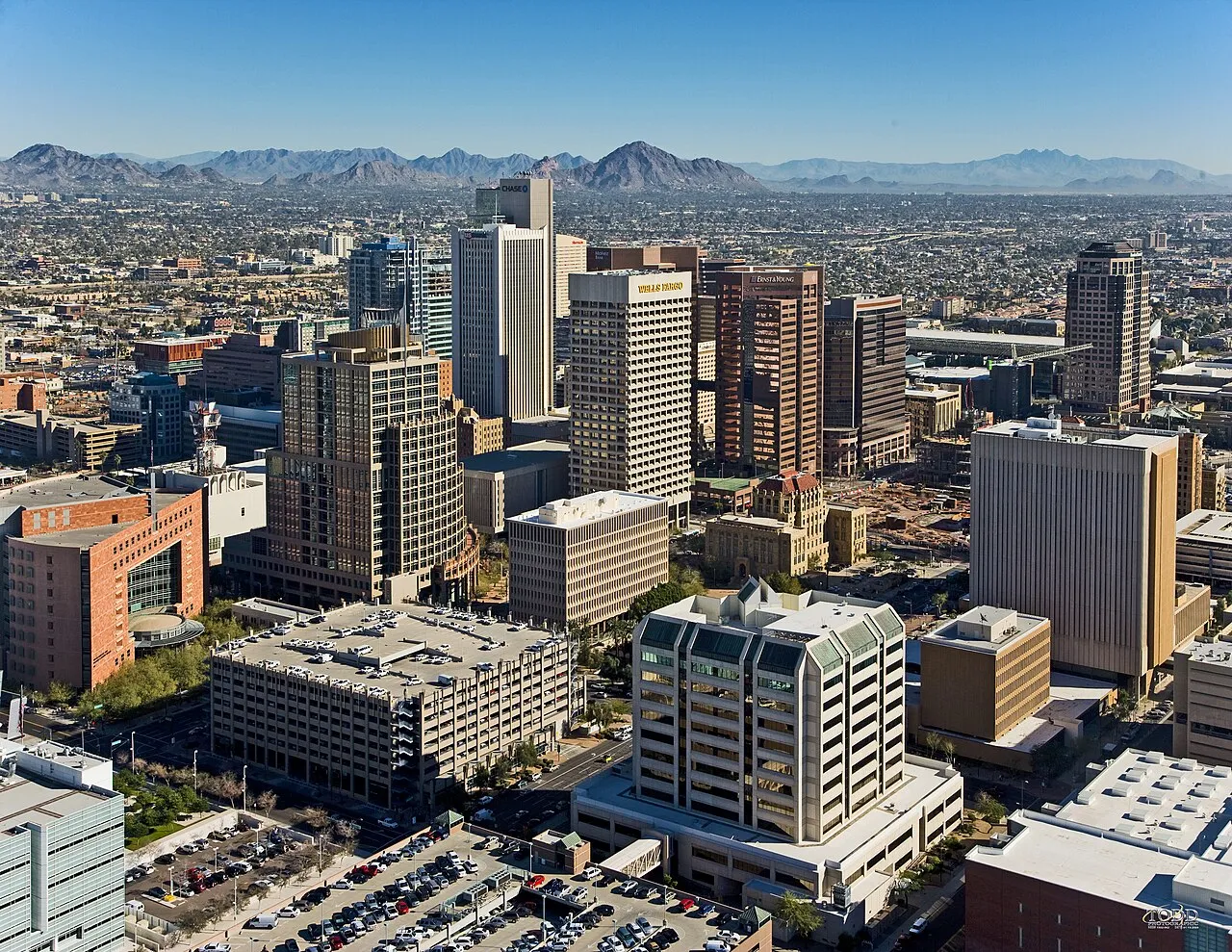 Phoenix berkembang dari komunitas pertanian kuno menjadi salah satu kota metropolitan terbesar di Amerika Serikat