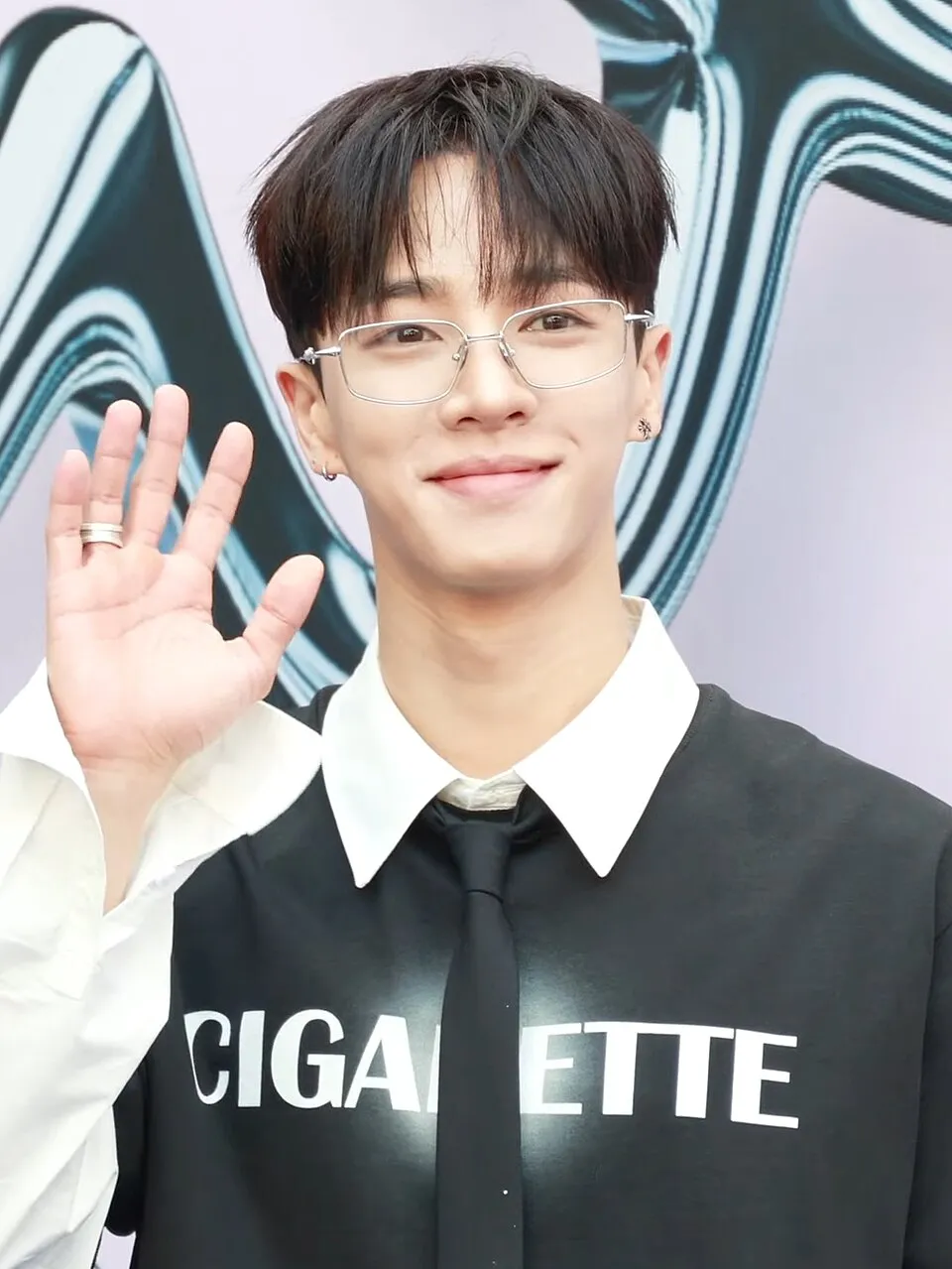 Lee Gi Kwang memulai debut sebagai solois dan anggota boy group Highlight