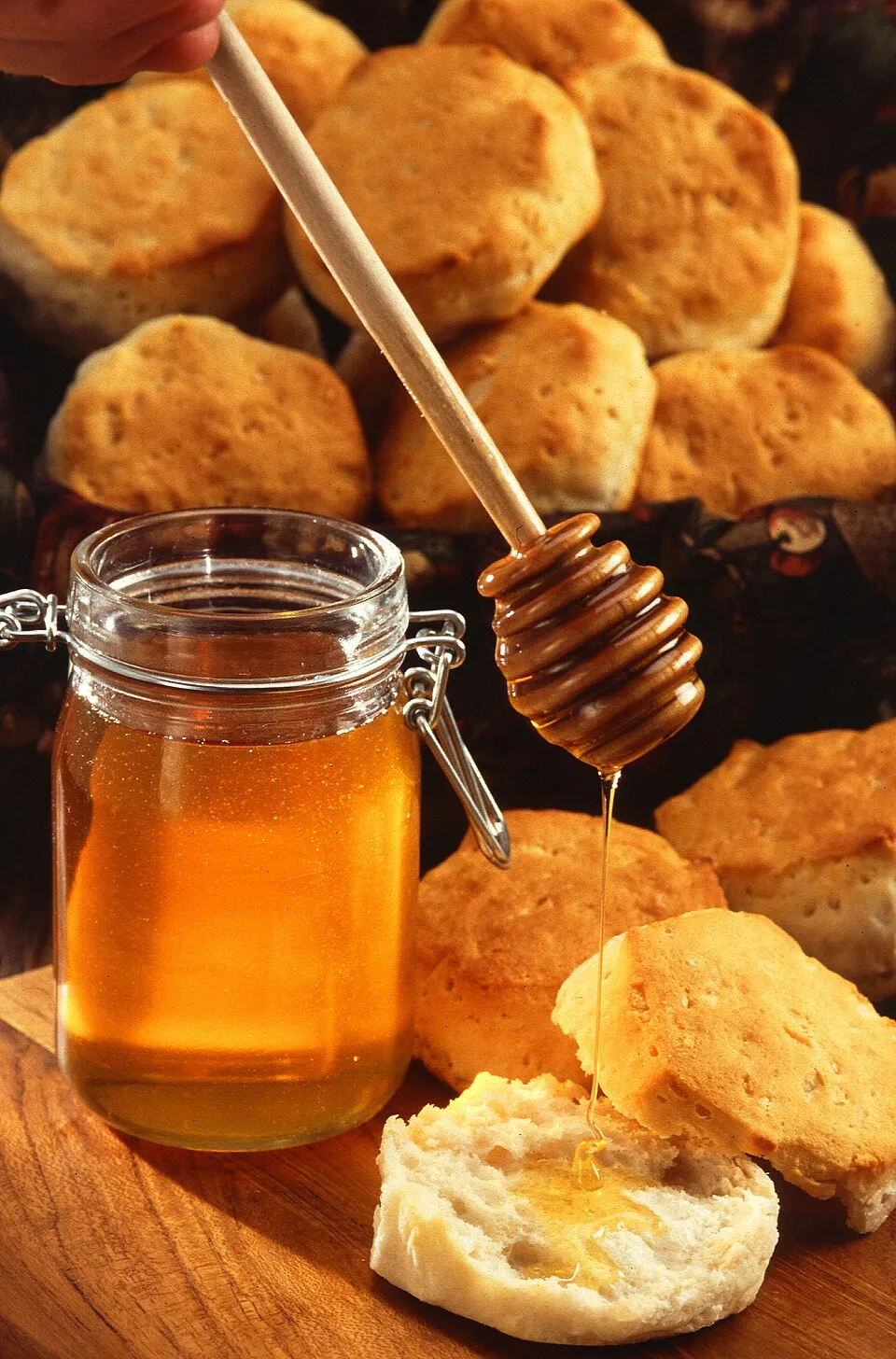 Madu adalah cairan manis alami yang dihasilkan oleh lebah dengan berbagai manfaat kesehatan dan kuliner