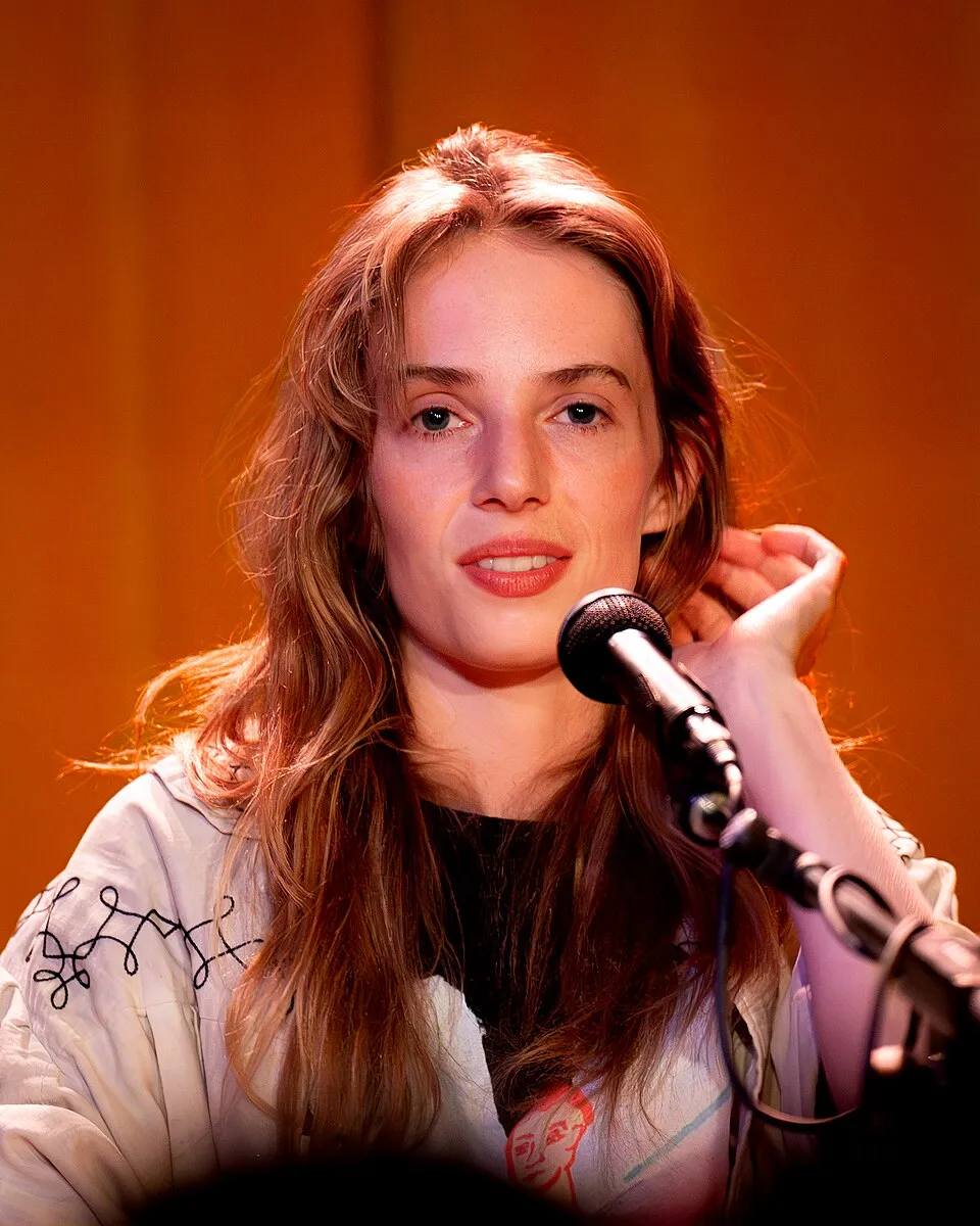 Profil Maya Hawke aktris populer serial Netflix Stranger Things