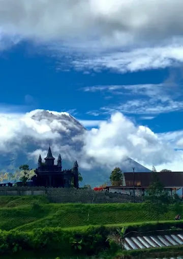Negeri Kahyangan di Magelang menawarkan keindahan panorama alam dan bangunan kastil unik bak negeri dongeng