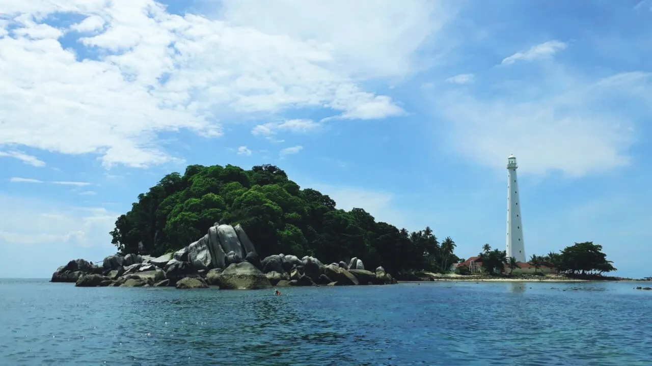 Provinsi Kepulauan Bangka Belitung menjadi daerah penghasil timah dengan dua pulau utama di Indonesia