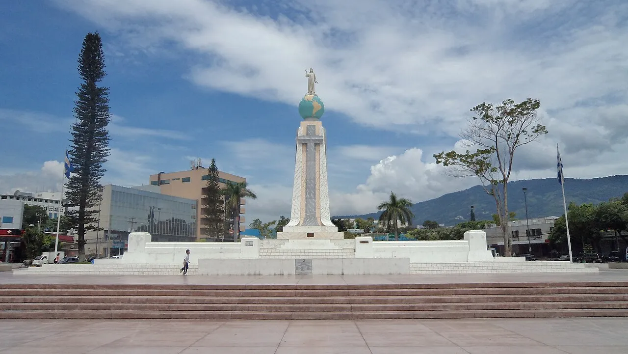 San Salvador sebagai pusat politik, budaya, dan finansial utama di El Salvador