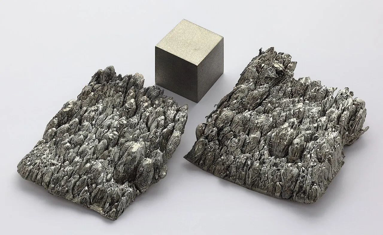 Skandium merupakan unsur logam transisi berwarna putih keperakan yang banyak digunakan dalam paduan aluminium