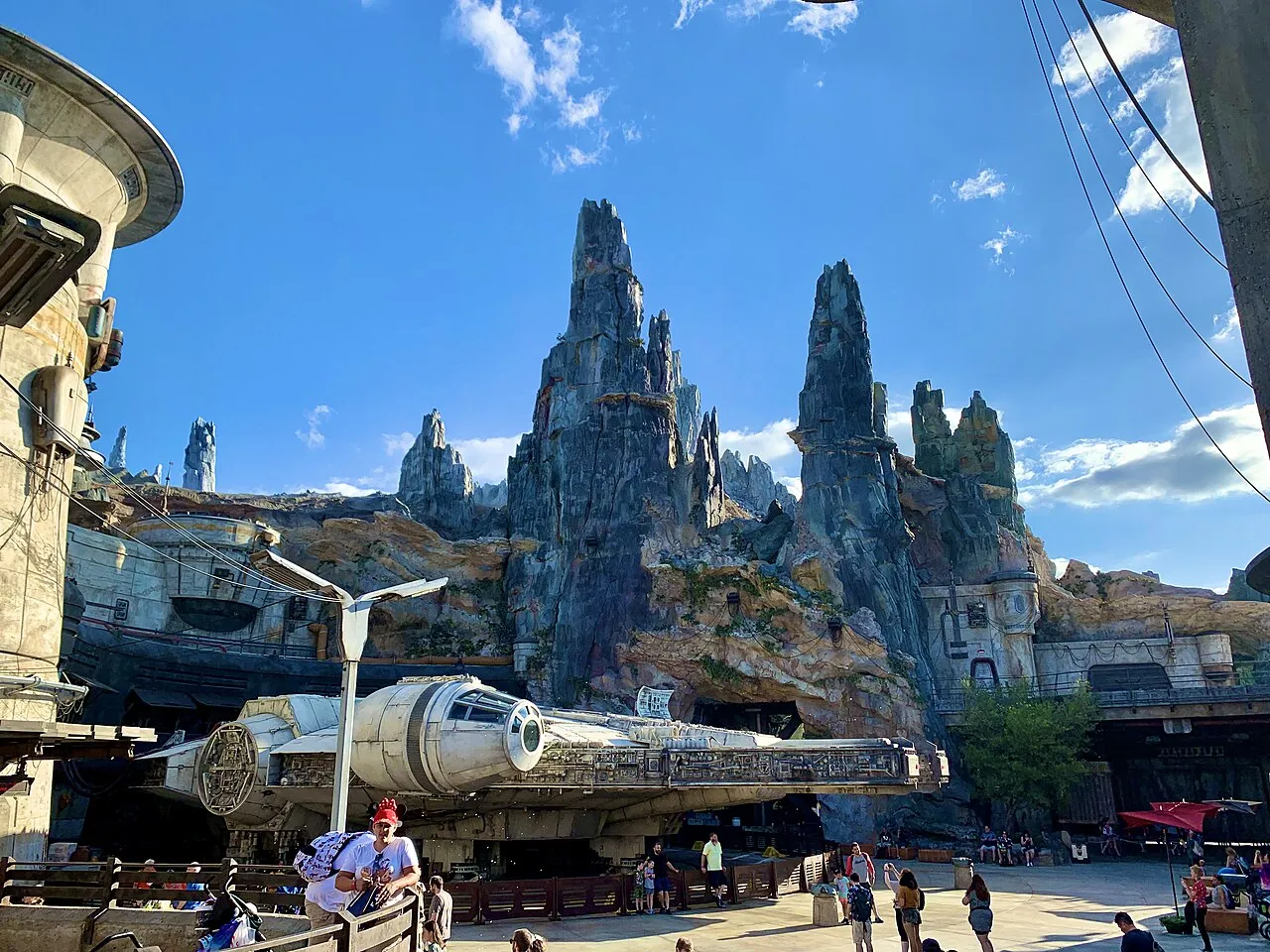 Star Wars Galaxy's Edge menyuguhkan pengalaman imersif dunia fiksi Star Wars di taman hiburan Disney
