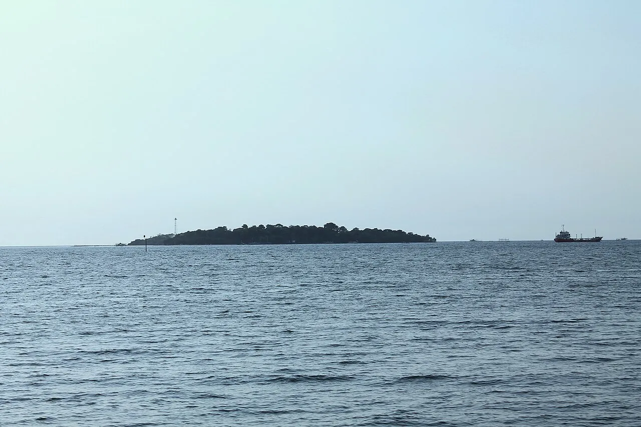 Pulau Panjang di Jepara, Jawa Tengah, menawarkan keindahan pantai berpasir putih dan hutan tropis