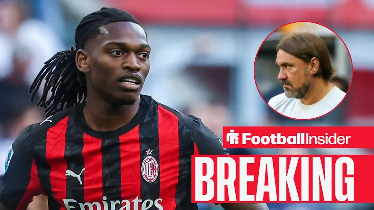 Pemain sepak bola Rafael Leao dalam balutan jersey AC Milan di lapangan hijau