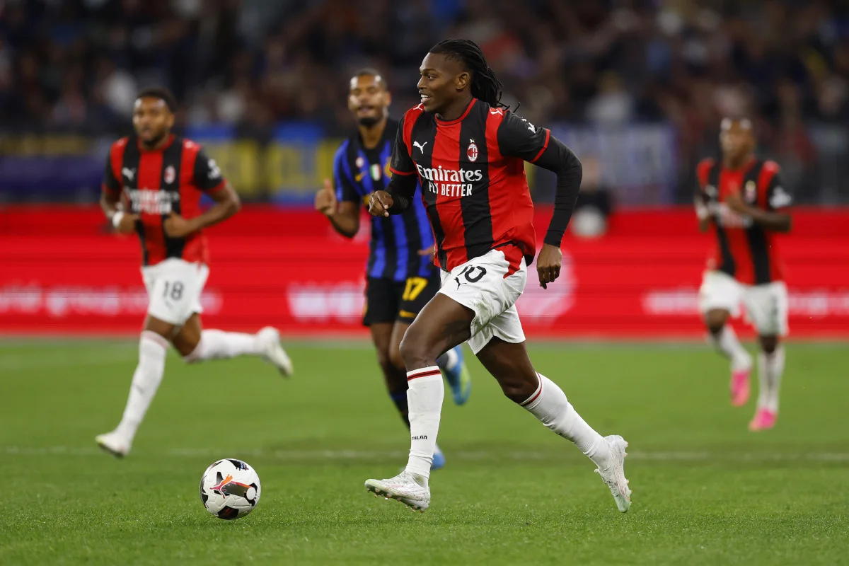 Rafael Leao saat mengenakan jersey AC Milan di lapangan hijau