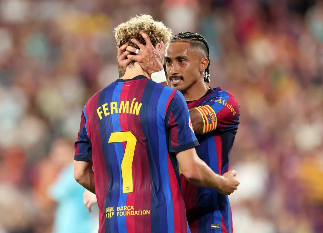Raphinha rayakan gol bersama Barcelona dalam laga LaLiga melawan Athletic Club