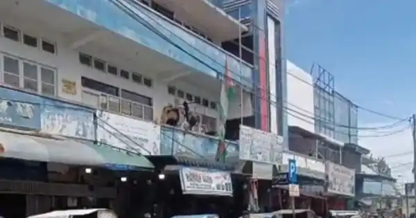 Relokasi pedagang sirih di Masjid Raya Baiturrahman oleh Satpol PP Banda Aceh demi memperindah kawasan wisata religi
