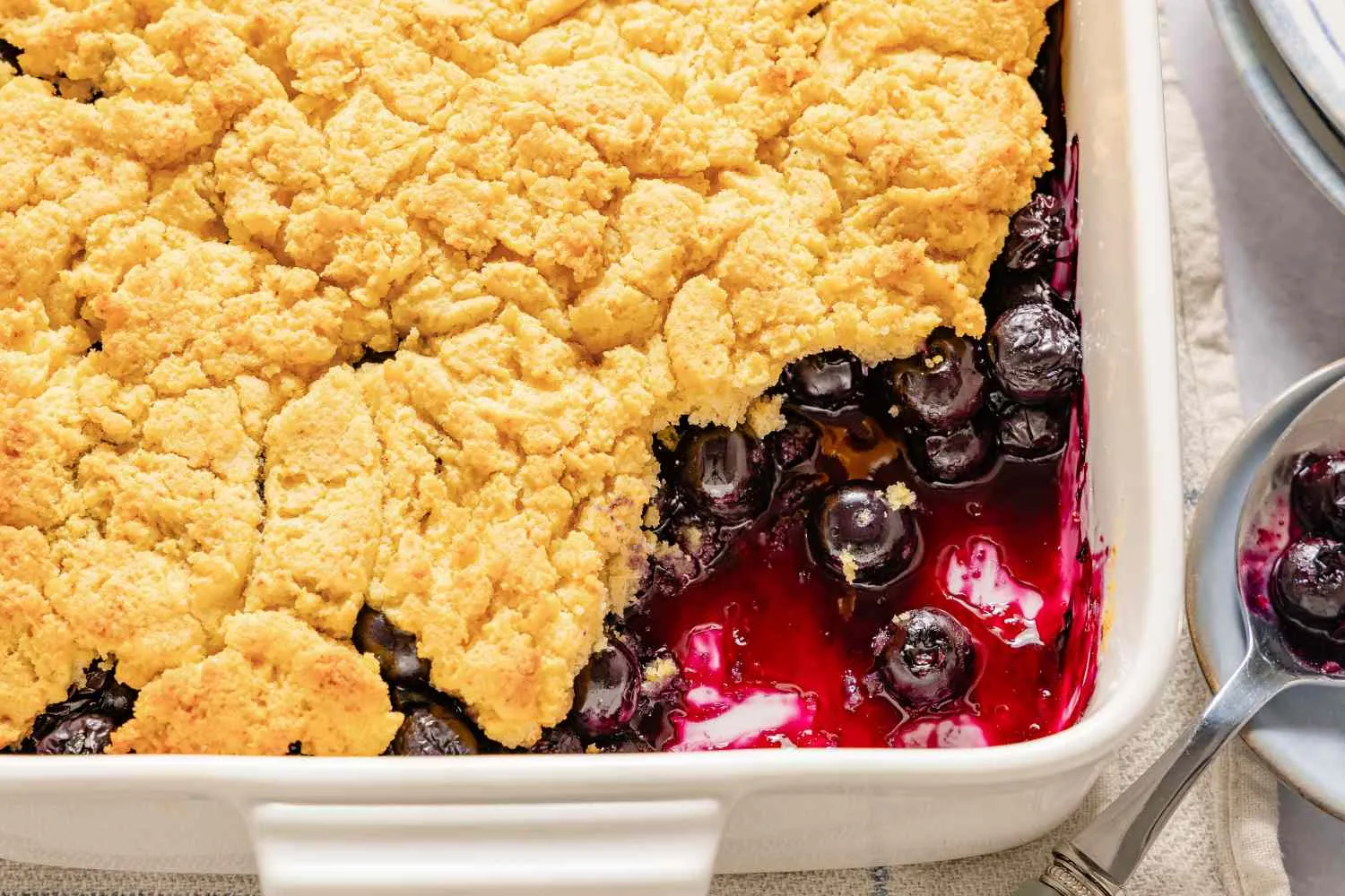 Blueberry cornbread cobbler lezat dengan topping golden cornbread dan buah segar