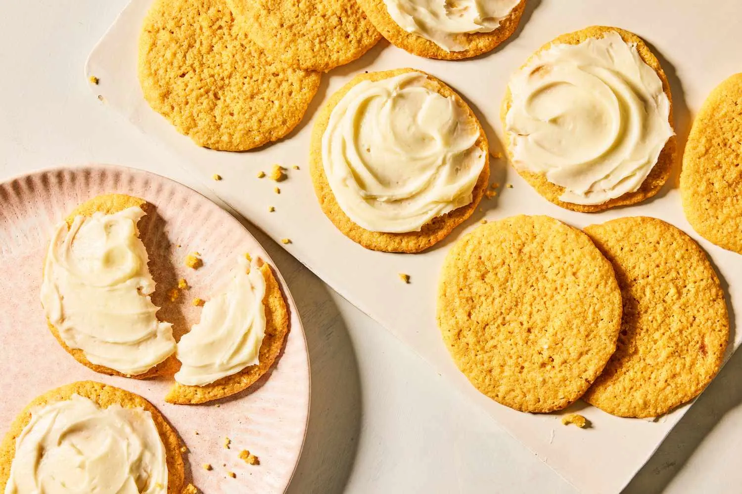 Resep cornbread cookies praktis 4 bahan dengan topping honey buttercream