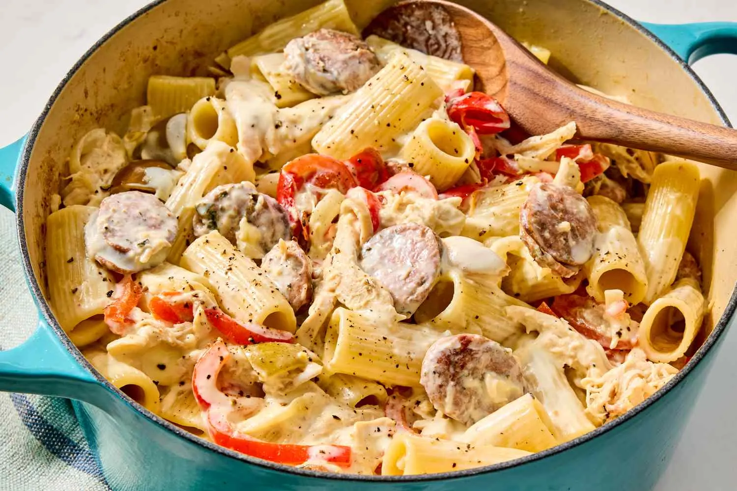 Resep creamy chicken scarpariello pasta praktis dimasak dalam satu panci