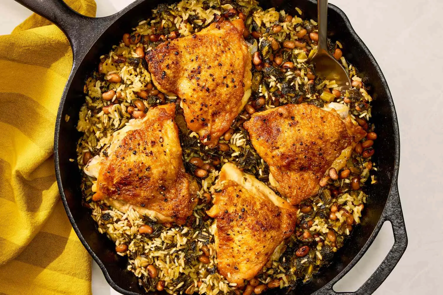 Resep crispy chicken thighs with collards and black-eyed peas praktis satu wajan