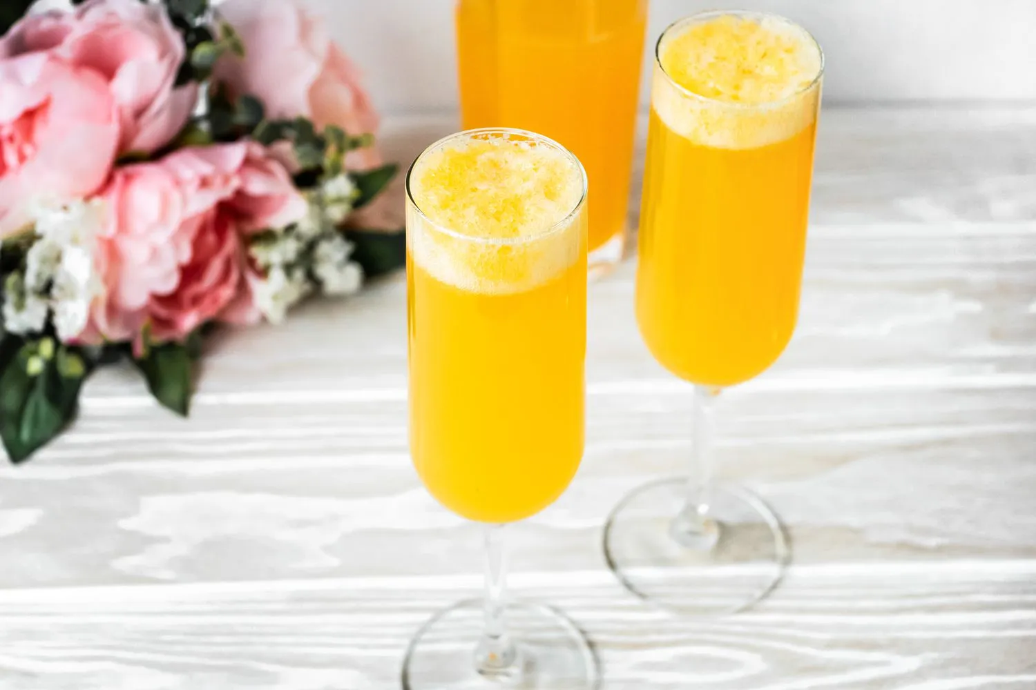 Resep peach bellini cocktails segar menggunakan pure persik dan Prosecco