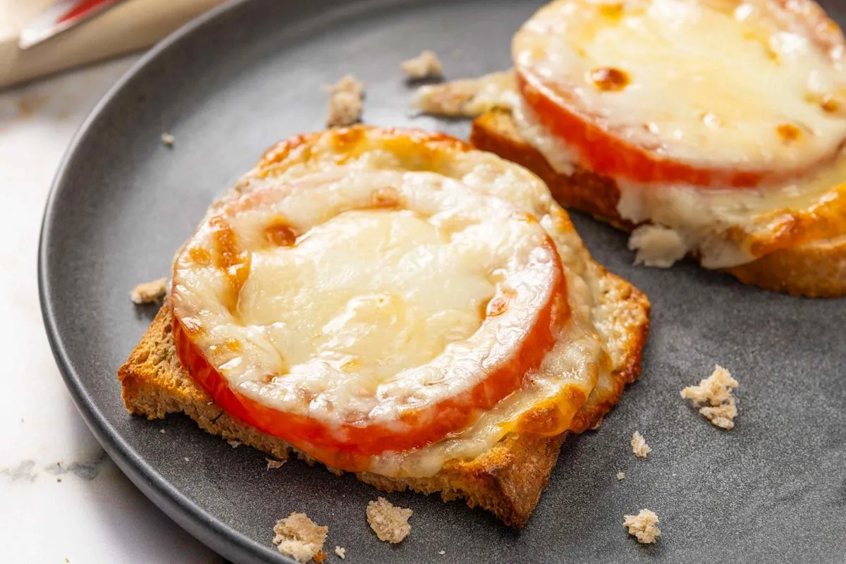 Resep sandwich Marv 'n' Joe legendaris dari Utah State University dengan tomat segar dan keju leleh