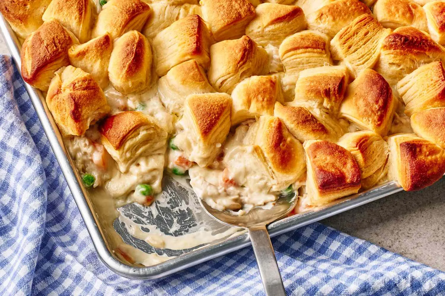 Resep sheet pan chicken pot pie praktis dengan topping biskuit mentega
