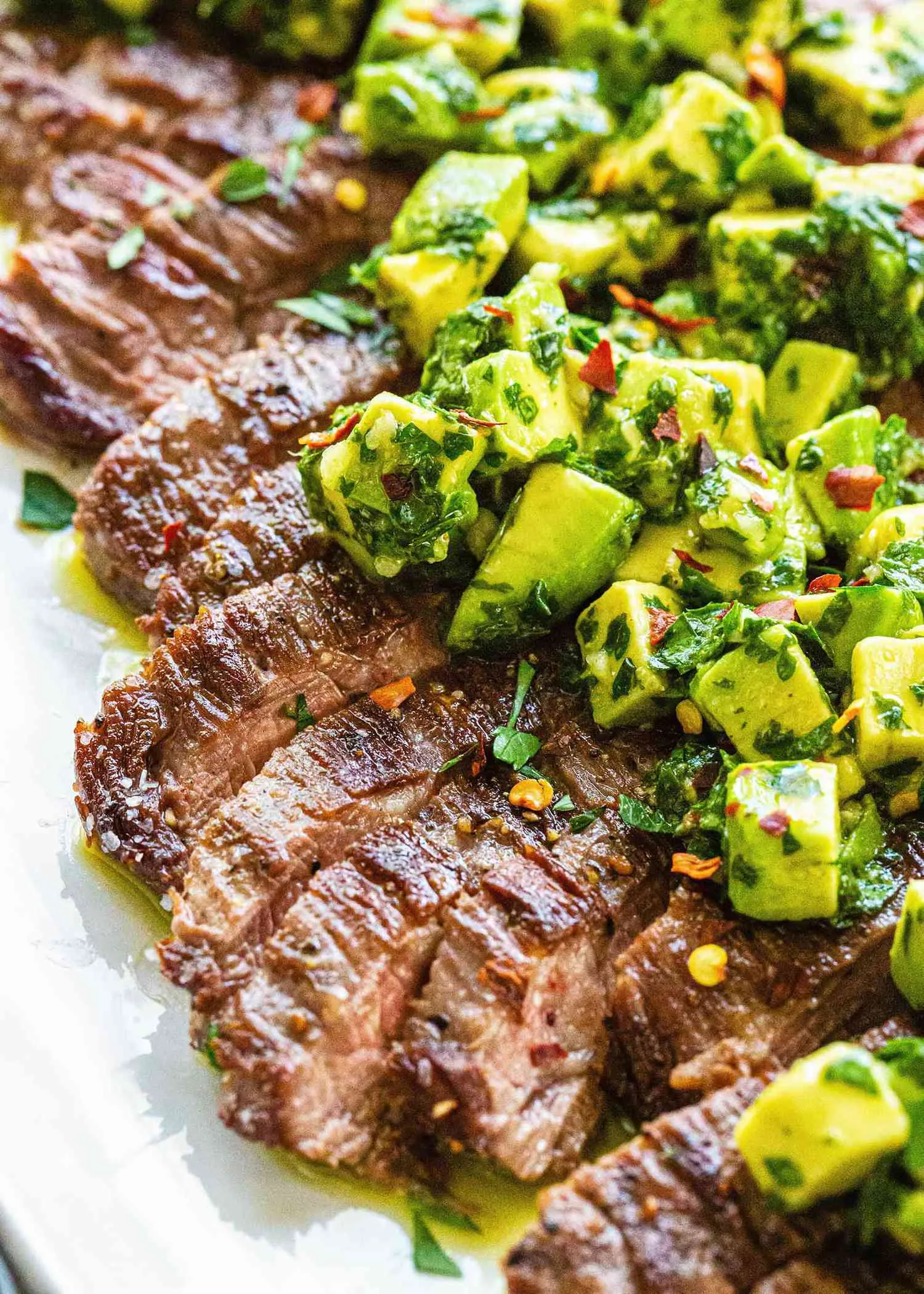 Resep skirt steak dengan saus avocado chimichurri lezat dan segar