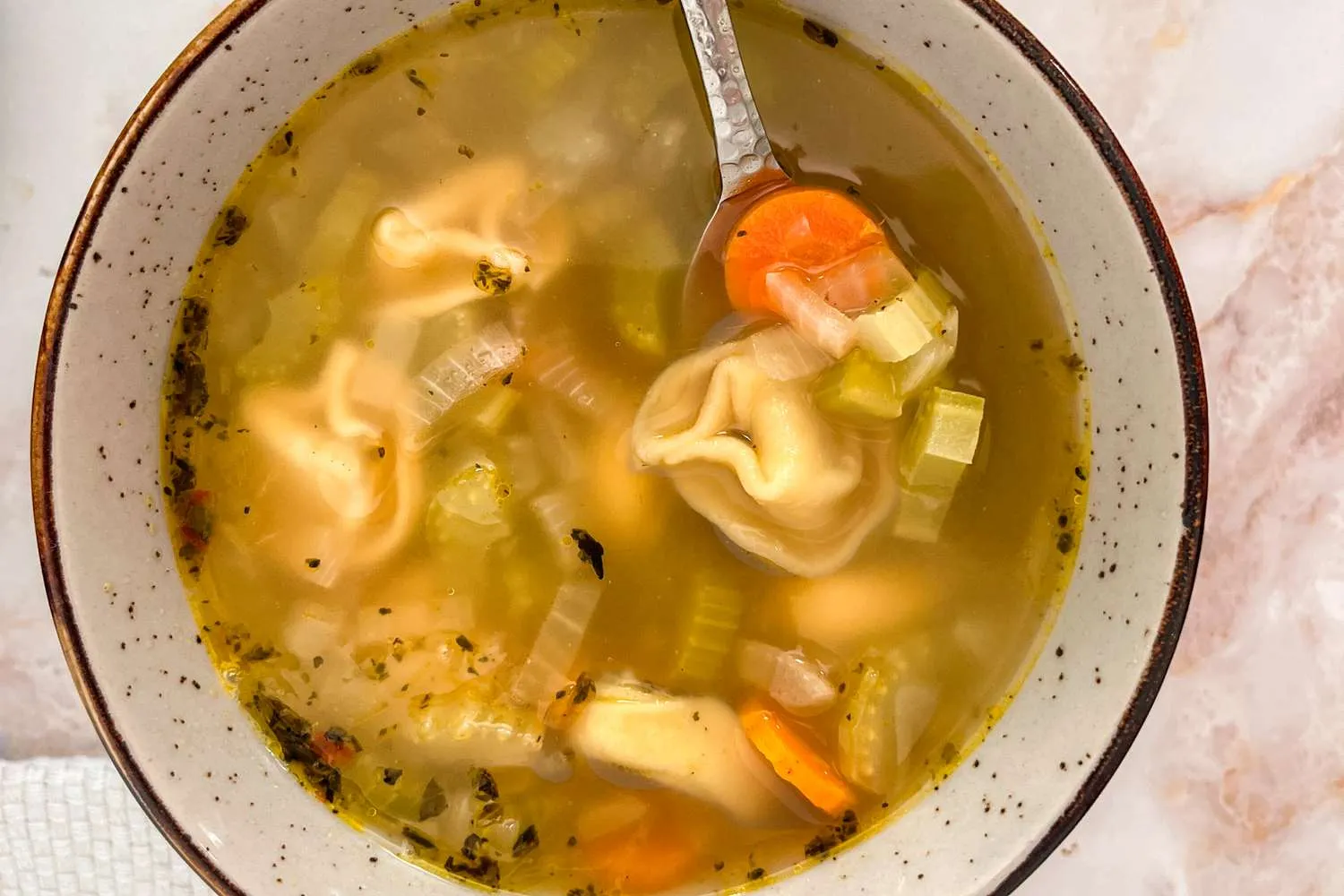 Tortellini soup hangat berdurasi 30 menit yang praktis dan lezat untuk keluarga