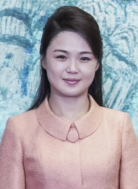 Ri Sol-ju, First Lady Korea Utara, tampil mendampingi Pemimpin Tertinggi Kim Jong Un dalam berbagai agenda penting.