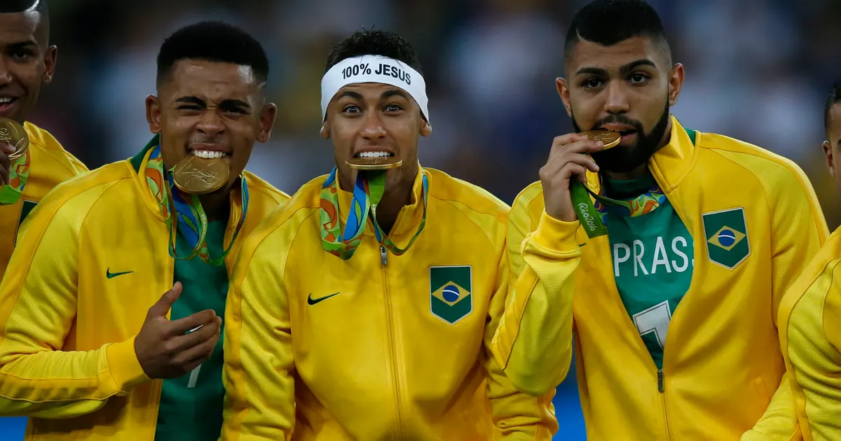 Kontingen Brasil merayakan kesuksesan meraih medali emas emosional dalam ajang Olimpiade Rio 2016