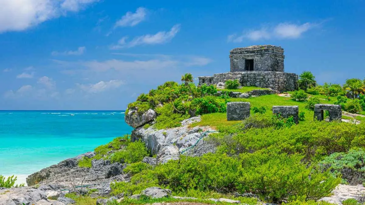 Pemandangan pantai resor di Riviera Maya yang menawarkan program liburan literasi
