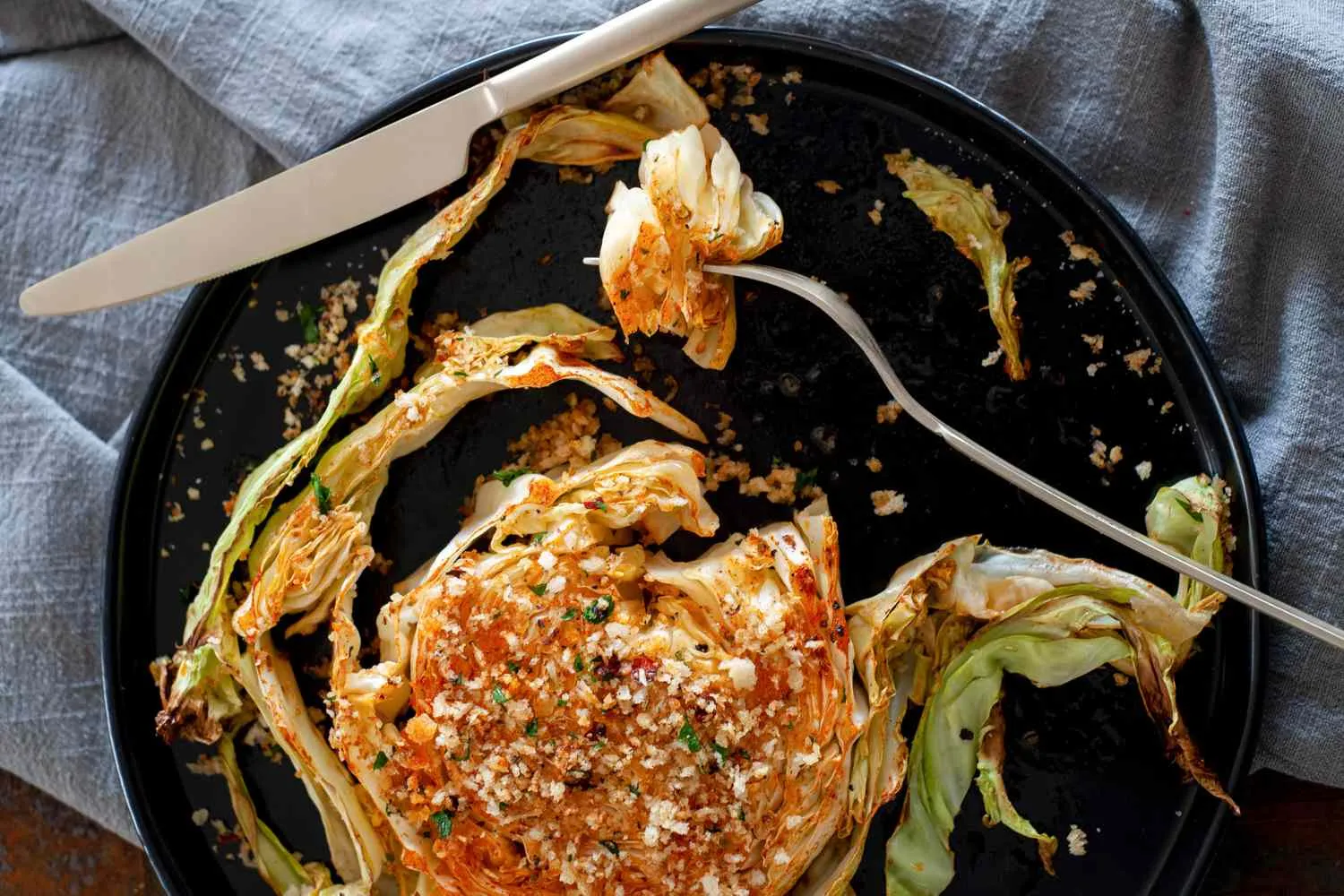 Roasted cabbage steaks dengan garlic breadcrumbs gurih dan lezat siap dinikmati