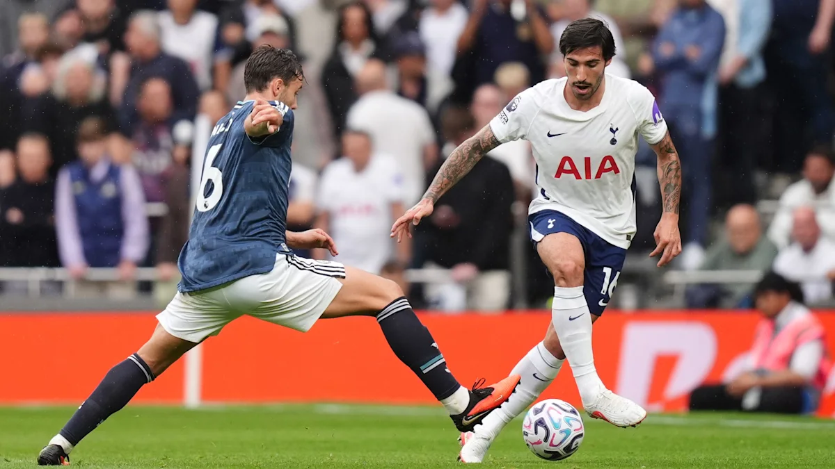 Roberto De Zerbi memberikan instruksi kepada pemain Tottenham Hotspur