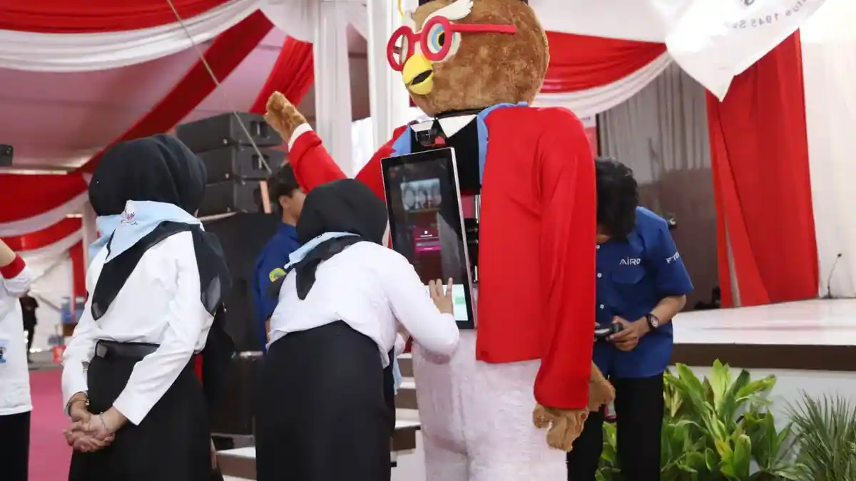 Robot Owly berbasis AI di Untag Surabaya jadi pusat perhatian mahasiswa baru