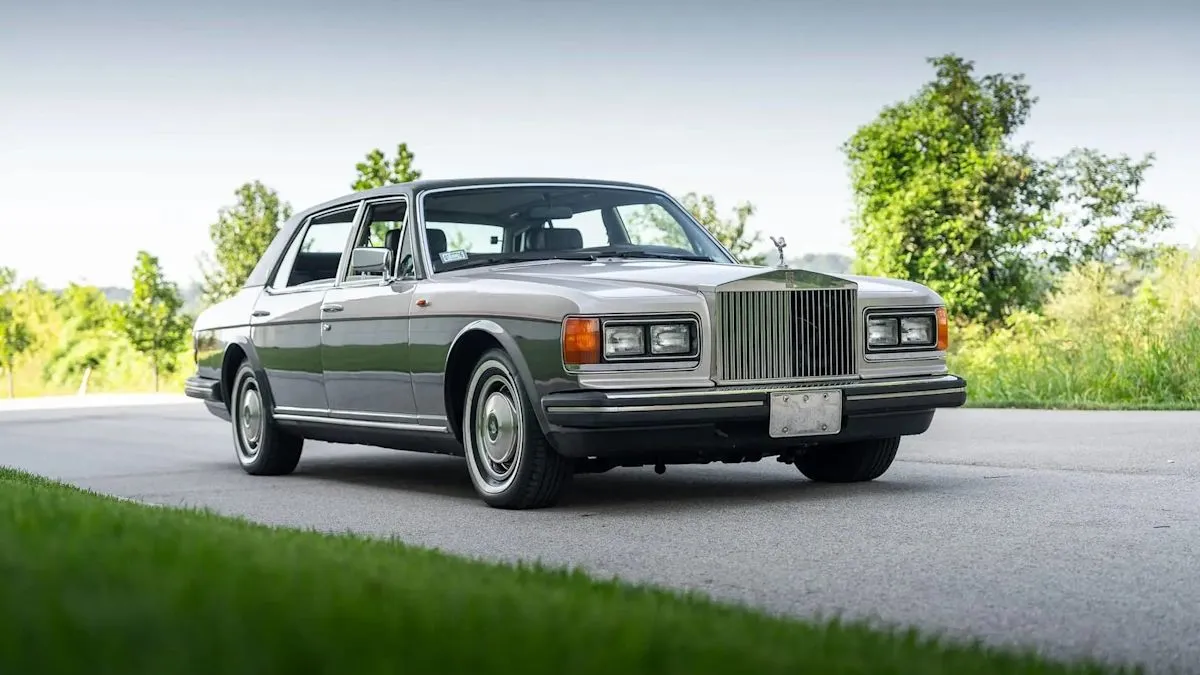 Rolls-Royce Silver Spur 1986 warna two-tone gray dengan interior kulit