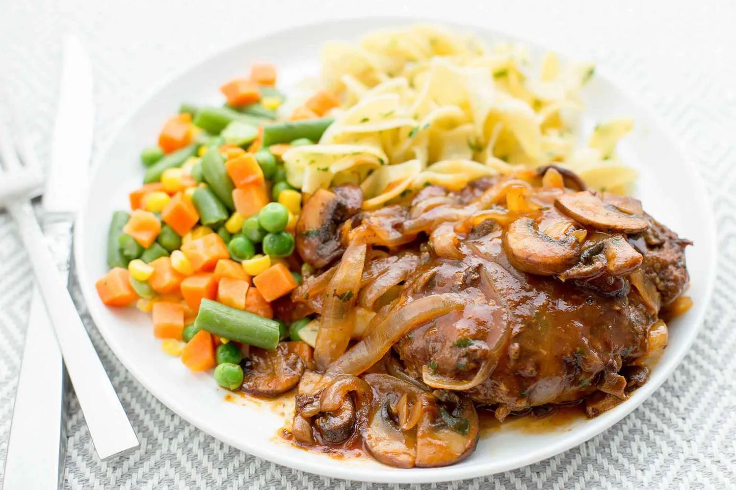 Salisbury steak dengan mushroom gravy yang lezat siap disajikan di rumah