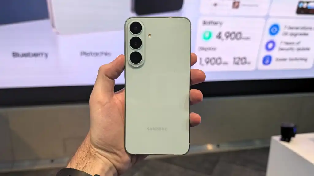 Tampilan fisik perangkat Samsung Galaxy S26 FE terbaru di dalam studio