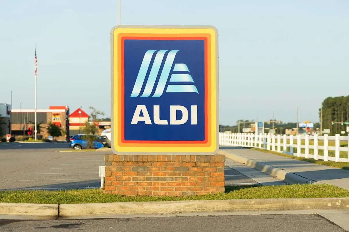 Sandal Corgi Aldi seharga 7 dolar hadir untuk hangatkan pagi yang dingin