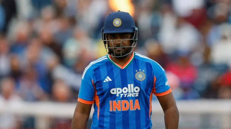 Pemain kriket India Sanju Samson memberikan analisis Liga Premier di studio televisi