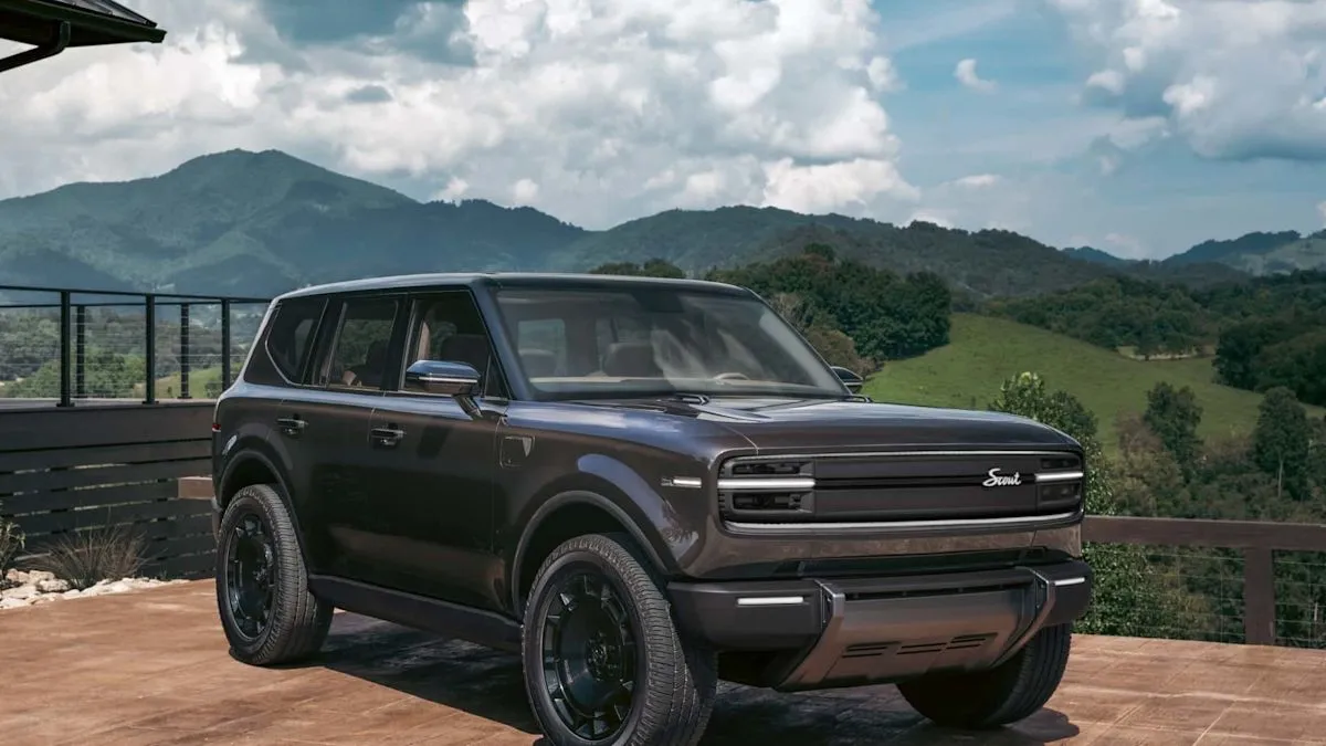 Dua konsep kendaraan SUV Scout Traveler varian Mountainside dan trail-ready dengan latar belakang alam terbuka
