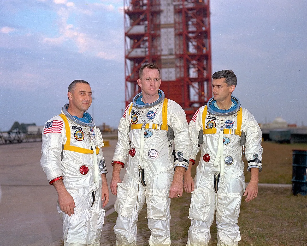 Apollo 1 mengalami musibah kebakaran kabin yang merenggut nyawa tiga astronot NASA