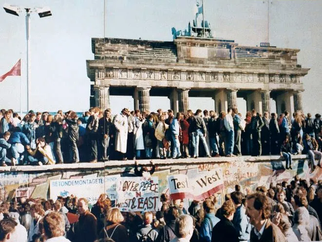 German reunification menyatukan kembali Jerman Barat dan Jerman Timur menjadi satu negara berdaulat