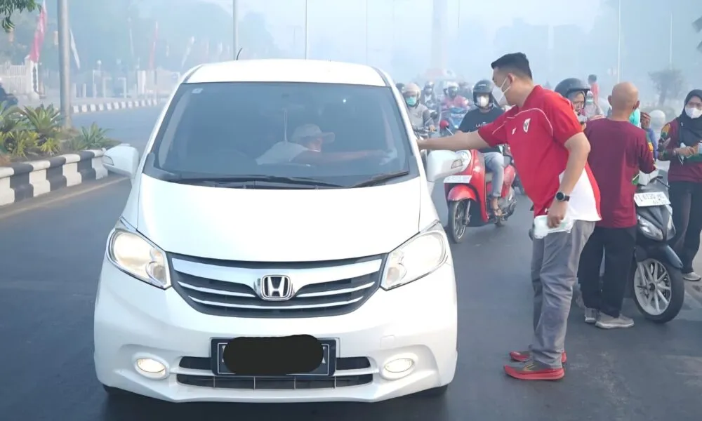 Sekda Banjar H Yudi Andrea bagikan masker untuk warga akibat kabut asap karhutla
